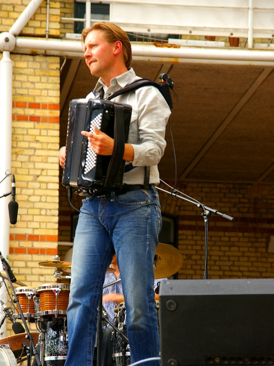 Jesper fra Ph&oslash;nix spiller tr&aring;dl&oslash;st og i stereo med sit sonus.dk accordeon-mic-system